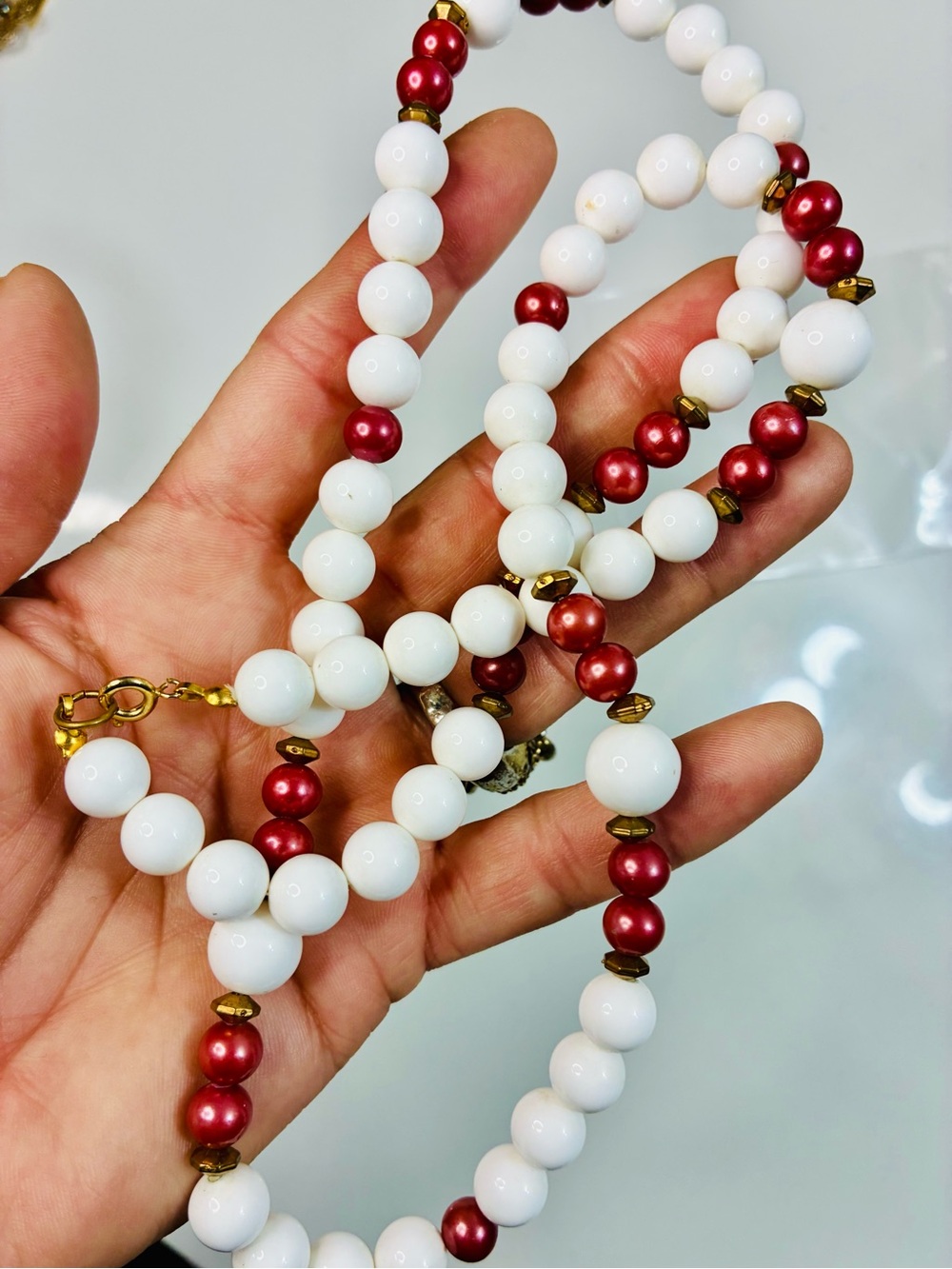VTG White and Red Beaded Women’s Necklace - Elegant Statement Strand Lightweight